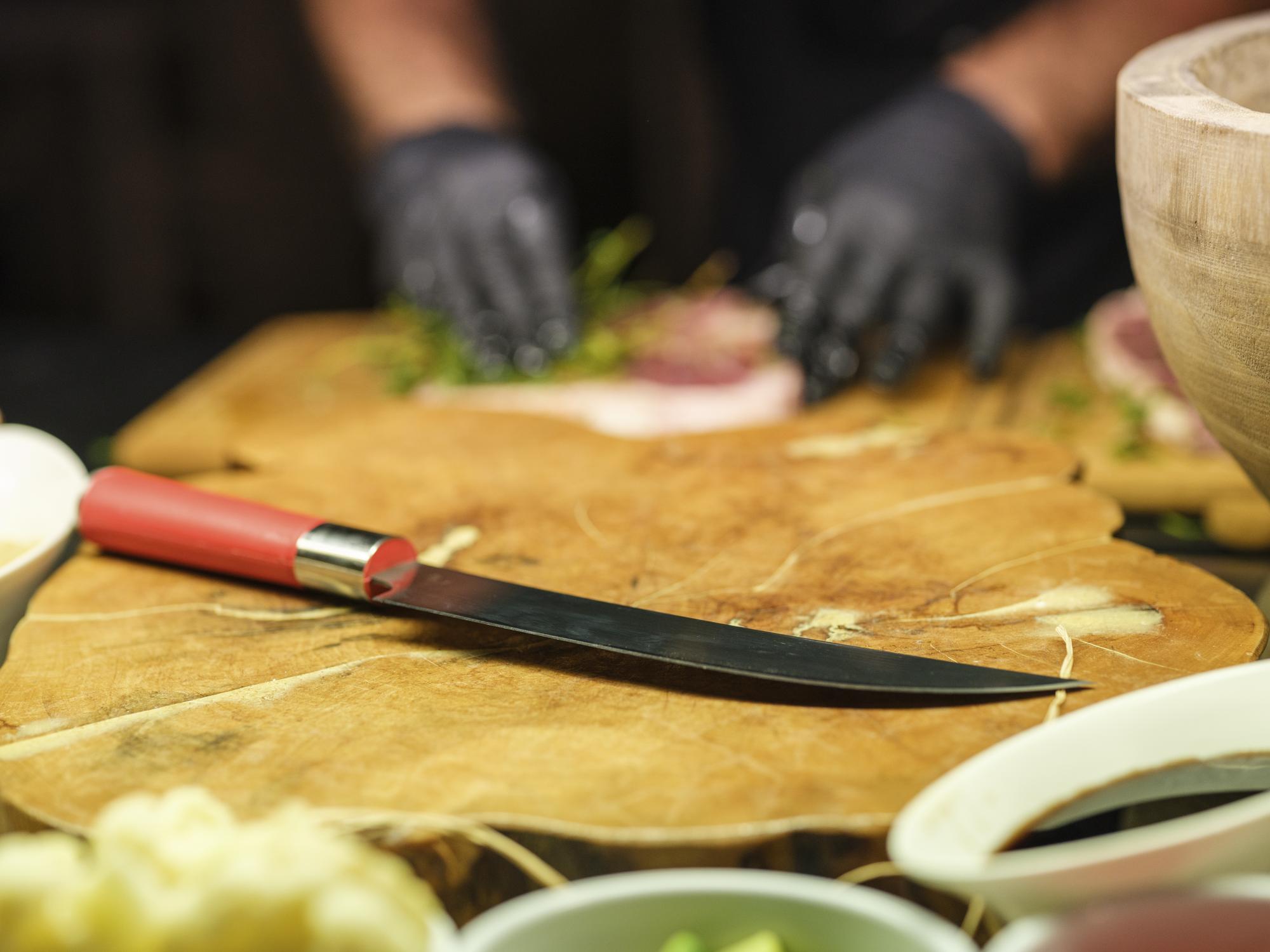 Hands-on demonstration of knife technique
